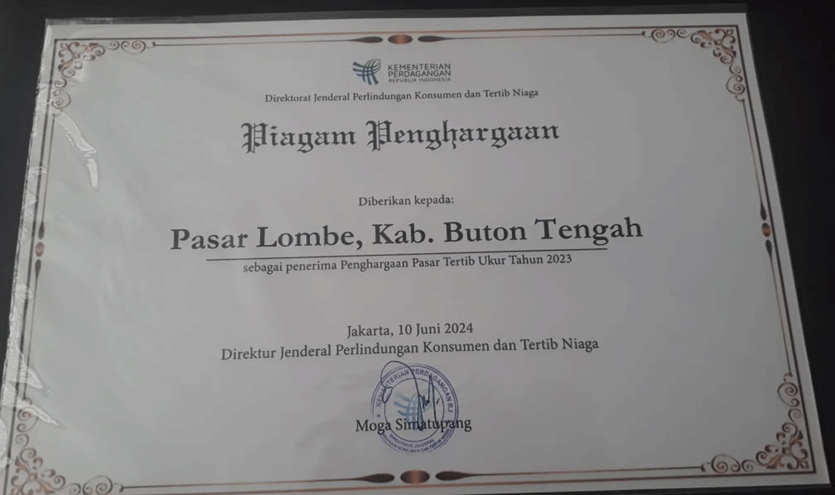 Piagam yang diterima Pemkab Buton Tengah dari Kementerian Perdagangan