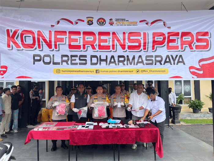 Kapolres dan jajaran sampaikan hasil kinerja Polres Dharmasraya setahun belakangan dalam jumpa pers.