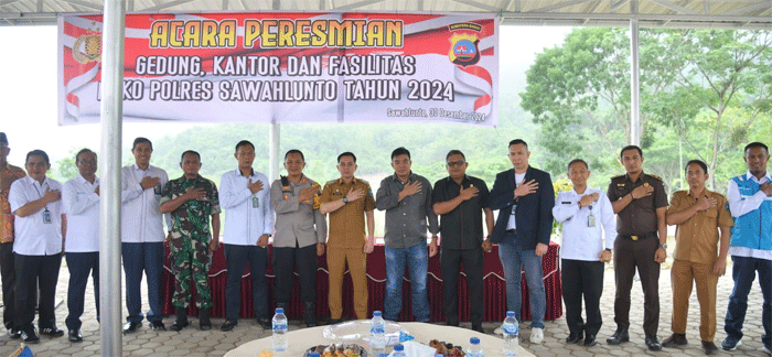 Foto bersama setelah peresmian sejumlah fasilitas di Polres Sawahlunto.