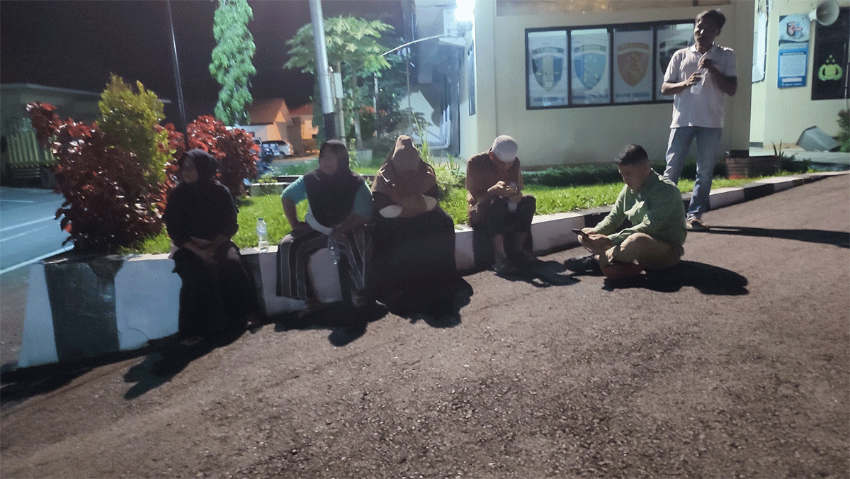 Penyandang disabilitas melaporkan dugaan penculikan ke SPKT Polres Sawahlunto, Minggu (1/12/2024) malam. (anton)