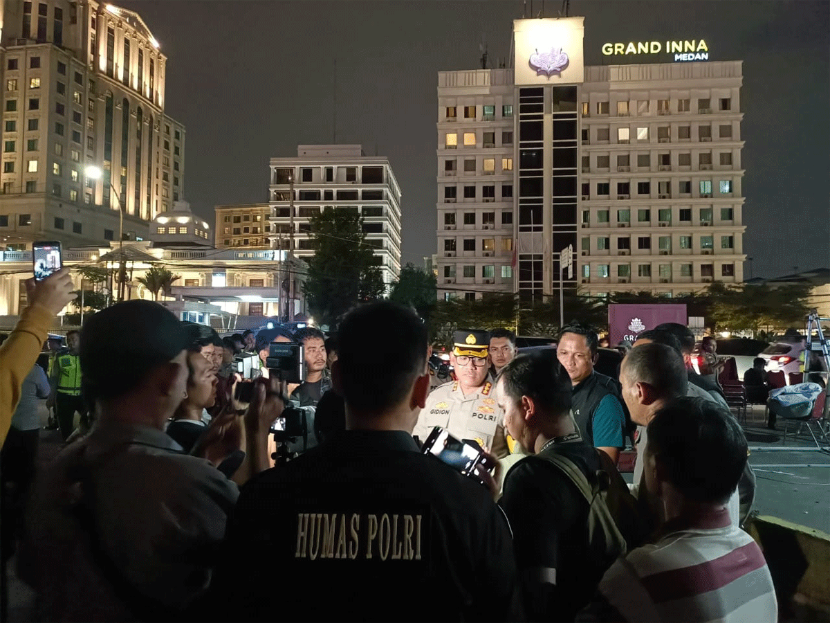 Kapolrestabes Medan, Kombes Gidion Arif Setyawan berikan keterangan pers di sela pengecekan pos pengamanan (Pospam) Nataru di Medan, Sabtu (21/12/2024) malam.