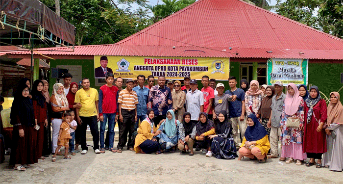 Warga Kelurahan Parit Rantang antusias mengikuti reses anggota DPRD Payakumbuh dari Fraksi Golkar, Boy Sandy, Sabtu (30/11/2024).
