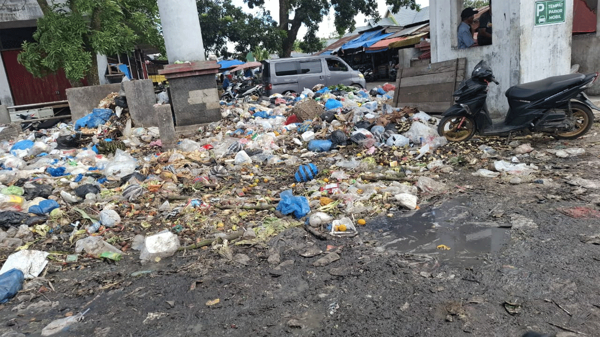 Sampah yang menumpuk di Pasar Ibuh.