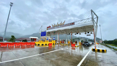 Ribuan Kendaraan Lintasi Tol Padang-Sicincin
