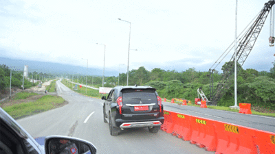 Gubernur Mahyeldi ikut jajal Tol Padang-Sicincin dengan menggunakan mobil dinas. (Biro Adpim)