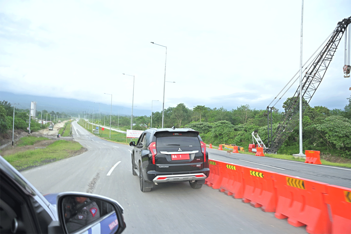 Gubernur Mahyeldi ikut jajal Tol Padang-Sicincin dengan menggunakan mobil dinas. (Biro Adpim)