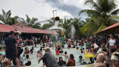 Di liburan awal tahun, sejumlah objek wisata di Dharmasraya diserbu pengunjung. Salah satu objek wisata alam Ajo Manenggang (OAJM)yang berada di Jorong Pisang Berebus, Nagari Sitiung.