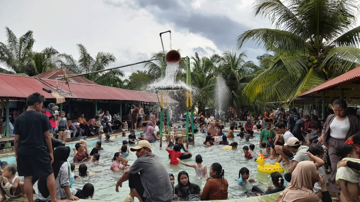 Di liburan awal tahun, sejumlah objek wisata di Dharmasraya diserbu pengunjung. Salah satu objek wisata alam Ajo Manenggang (OAJM)yang berada di Jorong Pisang Berebus, Nagari Sitiung.