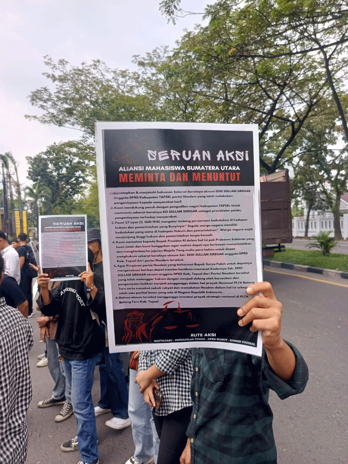 Puluhan warga yang tergabung dalam Aliansi Mahasiswa Sumatera Utara menggelar unjukrasa di depan kantor Pengadilan Tinggi Medan, Senin (20/1/2025).
