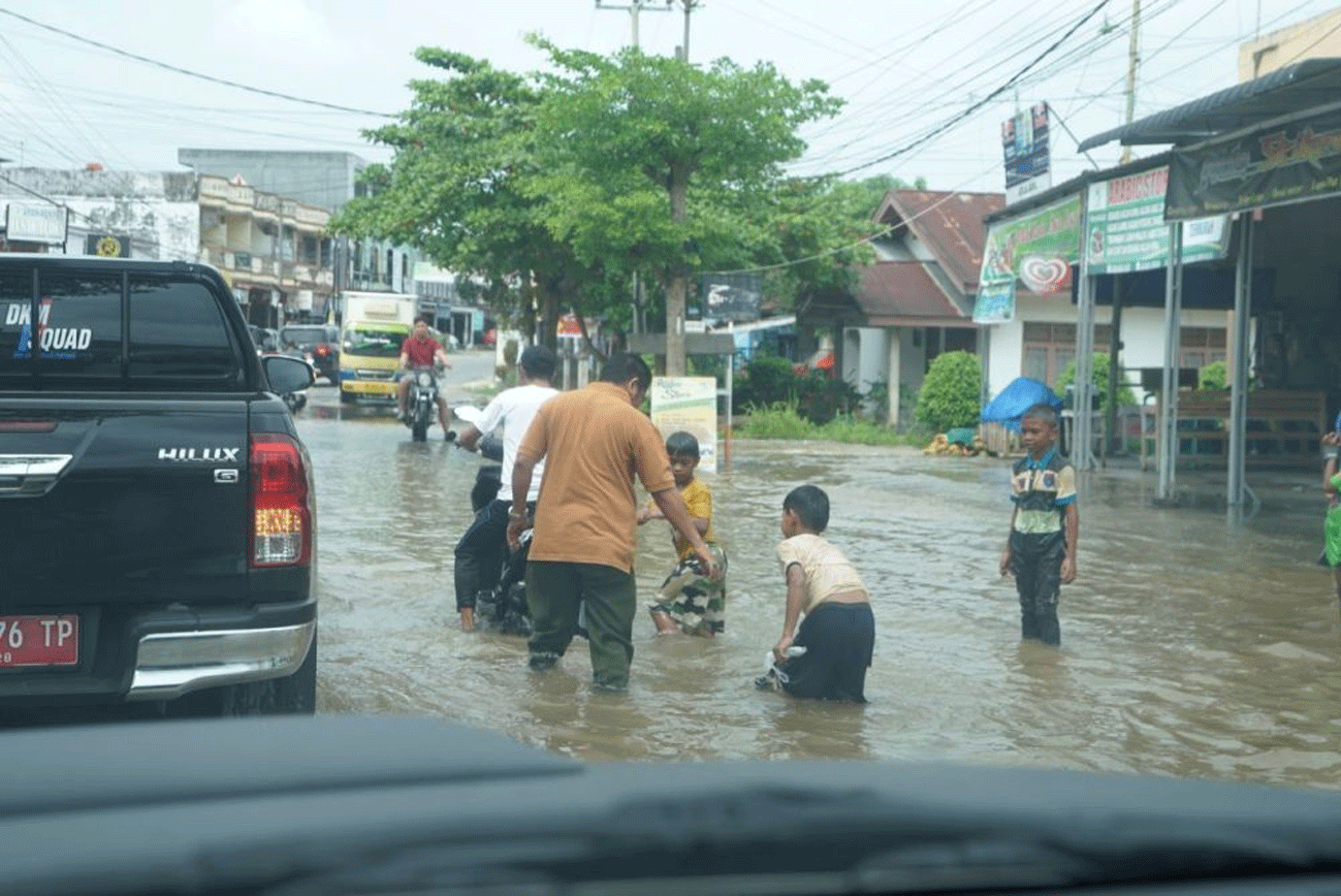 Banjir genangi wilayah Pekanbaru. (riau.go.id)