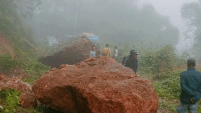 Akibat longsor dua batu besar berada di pinggir jalan Kampung Lara, Desa Poco Golo Kempo menuju Werang.