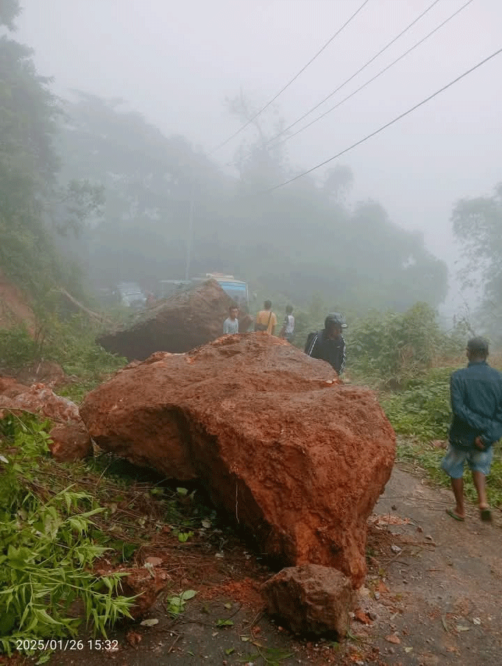 Akibat longsor dua batu besar berada di pinggir jalan Kampung Lara, Desa Poco Golo Kempo menuju Werang.