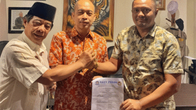 Penyerahan Surat Keputusan (SK) oleh Ketua DPW Ratu Prabu Sumatera Barat, Joni Putera didampingi Dewan Penasihat DPW, Azahri Fitri Dt. Rajo Alam (dikenal dengan sebutan David Suhu), 13 Januari 2025 di Padang.
