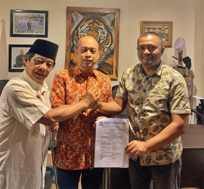 Penyerahan Surat Keputusan (SK) oleh Ketua DPW Ratu Prabu Sumatera Barat, Joni Putera didampingi Dewan Penasihat DPW, Azahri Fitri Dt. Rajo Alam (dikenal dengan sebutan David Suhu), 13 Januari 2025 di Padang.