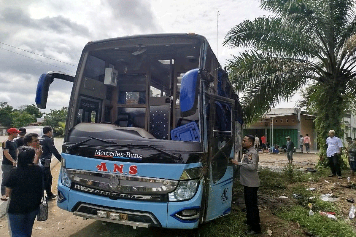 Bus ANS yang mengalami kecelakaan di Desa Mengupeh, Kecamatan Tengah Ilir, Kabupaten Tebo, Jambi, Kamis (16/1/2025).(Polres Tebo )