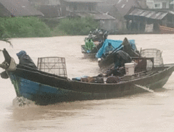 Gegara Cuaca Ekstrim, Puluhan Sampan Nelayan Kembali ke Dermaga, Bahaya Kalau Lanjutkan Melaut 8 Gegara Cuaca Ekstrim, Puluhan Sampan Nelayan Kembali ke Dermaga, Bahaya Kalau Lanjutkan Melaut