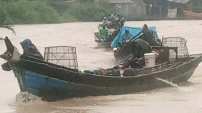 Gegara Cuaca Ekstrim, Puluhan Sampan Nelayan Kembali ke Dermaga, Bahaya Kalau Lanjutkan Melaut