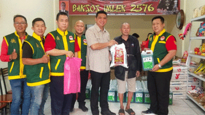 Dandenpom I/5 Medan, Letkol CPM Hanri Wira Kusuma serahkan bantuan dalam bakti sosial Imlek 2576