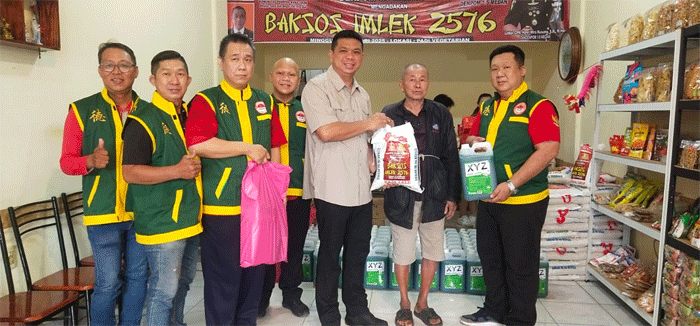 Dandenpom I/5 Medan, Letkol CPM Hanri Wira Kusuma serahkan bantuan dalam bakti sosial Imlek 2576