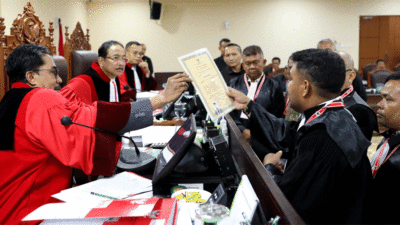 Para pihak memeriksa bukti ijazah pihak terkait di hadapan Majelis Hakim Panel 1, Ketua Mahkamah Konstitusi (MK) Suhartoyo, didampingi Hakim Konstitusi Daniel Yusmic P. Foekh dan M. Guntur Hamzah. (Humas/Ifa)