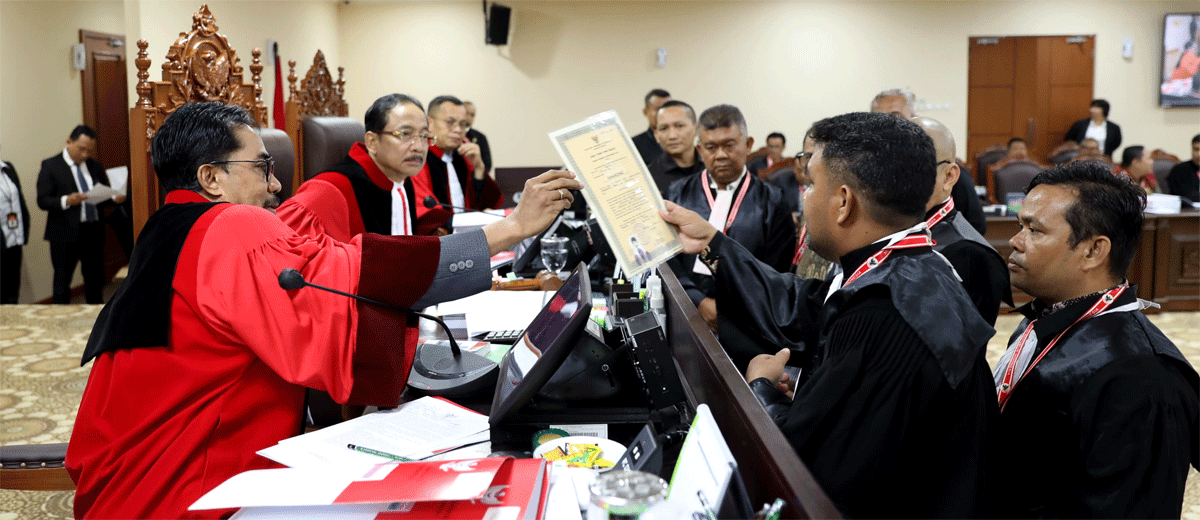 Para pihak memeriksa bukti ijazah pihak terkait di hadapan Majelis Hakim Panel 1, Ketua Mahkamah Konstitusi (MK) Suhartoyo, didampingi Hakim Konstitusi Daniel Yusmic P. Foekh dan M. Guntur Hamzah. (Humas/Ifa)