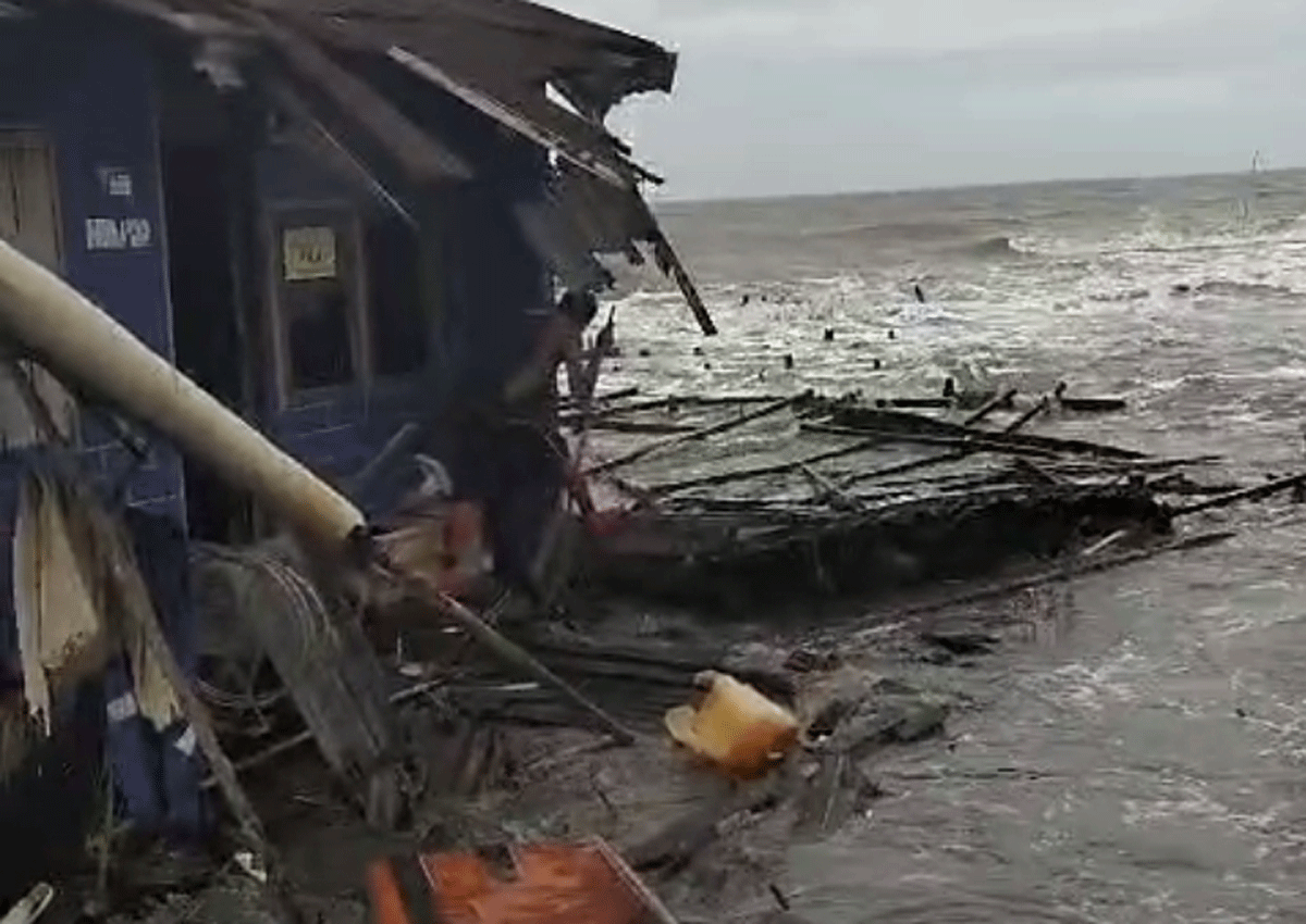 Gelombang pasang menghantam Desa Kuala Selat, Kecamatan Kateman, Kabupaten Indragiri Hilir, Riau, Jumat (17/1/25) siang