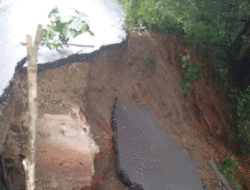 Jalan Rusak Akibat Longsor, Anggota DPRD Manggarai Barat Minta Dinas Pekerjaan Umum Gerak Cepat 5 Jalan Rusak Akibat Longsor, Anggota DPRD Manggarai Barat Minta Dinas Pekerjaan Umum Gerak Cepat