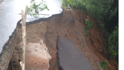 Jalan yang terban di Manggarai Barat