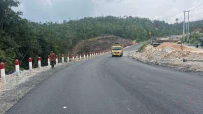 Jalan yang dulunya rusak, kini mulus lagi. Lalu lintas Sumbar-Riau Kembali lancer. (riau.go.id)
