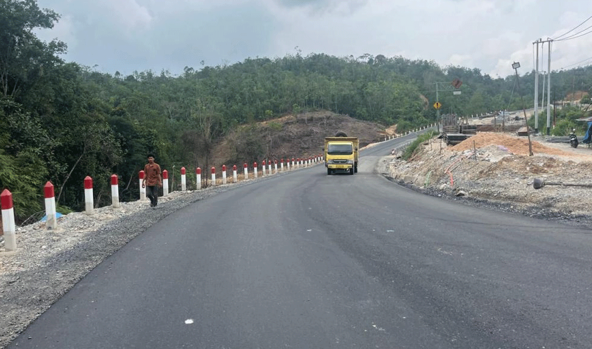 Jalan yang dulunya rusak, kini mulus lagi. Lalu lintas Sumbar-Riau Kembali lancer. (riau.go.id)