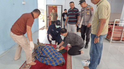 Petugas dan masyarakat evakuasi warga yang ditemukan meninggal di teras masjid.