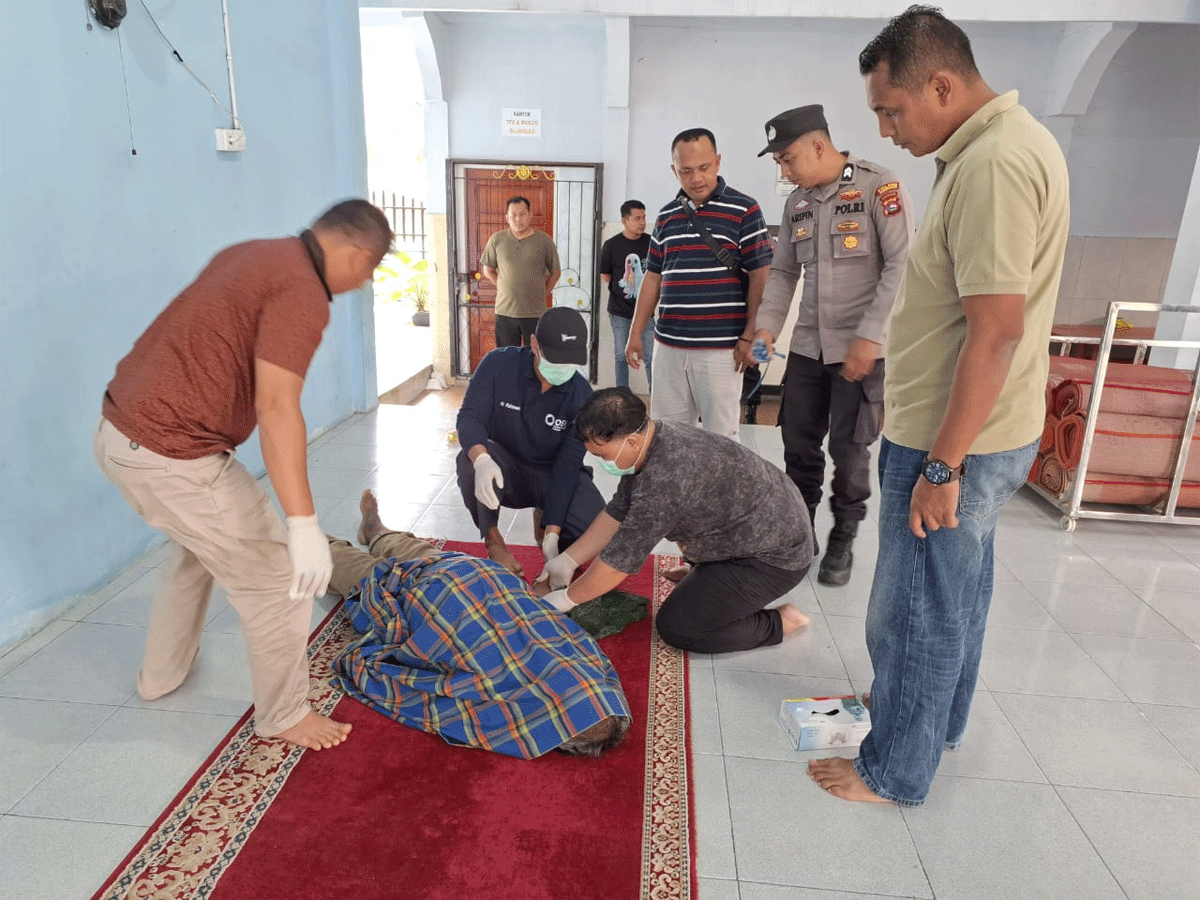 Petugas dan masyarakat evakuasi warga yang ditemukan meninggal di teras masjid.