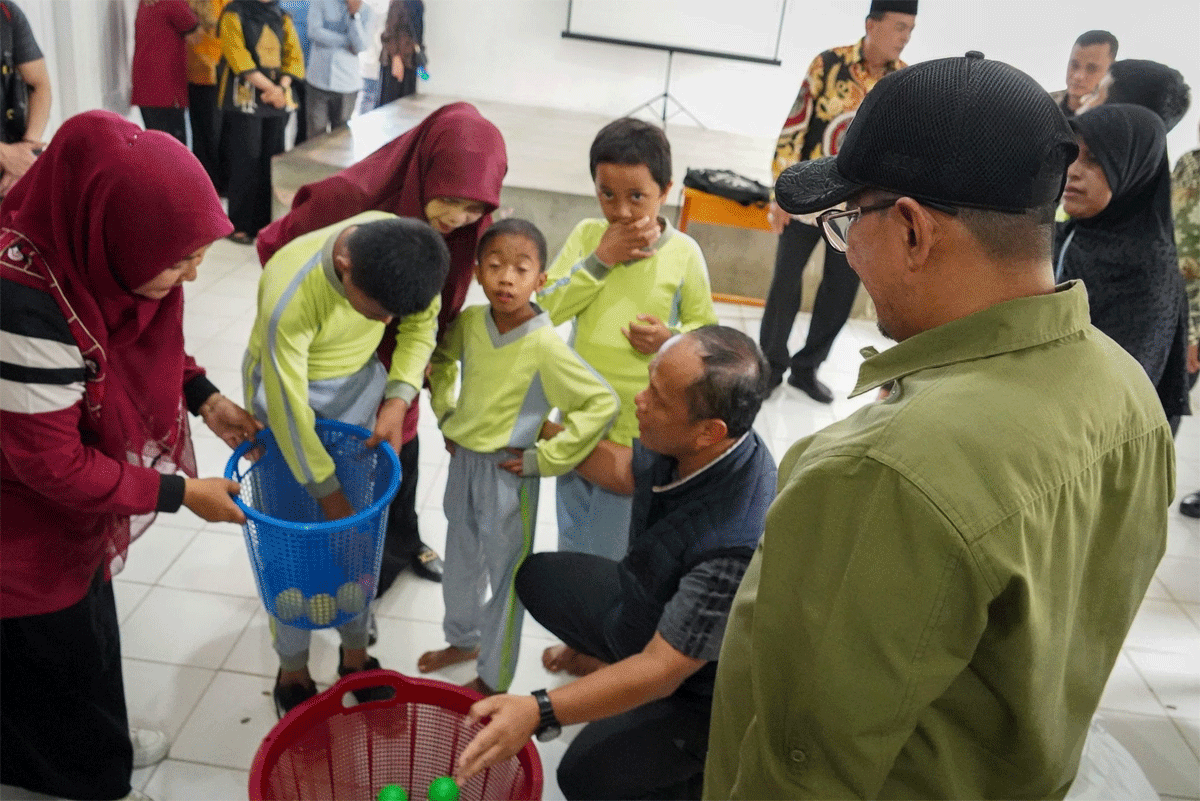 Kapolda Sumbar bersama murid SLB Kemala Bhayangkari Lubuk Jantan.