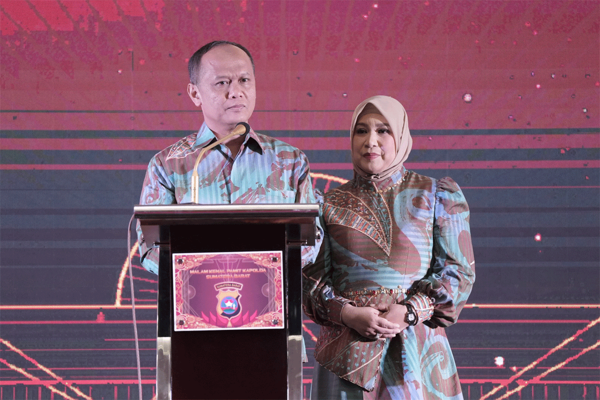 Kapolda Sumbar Irjen Gatot Tri Suryanta Bersama istri. (Biro Adpim)