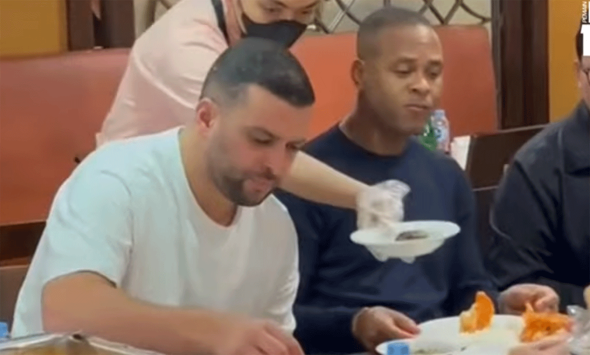 Kluivert makan masakan Padang di Jakarta. (Tangkapan layar YouTube)