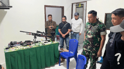 Komandan Kodim 0304/Agam, Letkol Arm Bayu Arditiya Nugroho memimpin pemeriksaan awal usai ditangkapnya dua tersangka yang diduga bandar narkoba asal Pekanbaru oleh personel Intelkam Kodim 004/Agam di Jalan Sutan Syahrir, samping Lapangan Wirabraja, Rabu (15/1/2025).
