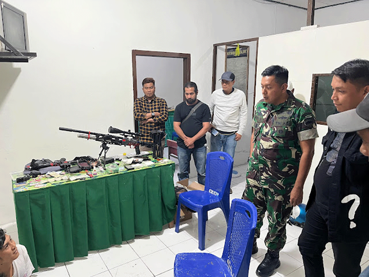 Komandan Kodim 0304/Agam, Letkol Arm Bayu Arditiya Nugroho memimpin pemeriksaan awal usai ditangkapnya dua tersangka yang diduga bandar narkoba asal Pekanbaru oleh personel Intelkam Kodim 004/Agam di Jalan Sutan Syahrir, samping Lapangan Wirabraja, Rabu (15/1/2025).