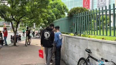 Warga cari Koin Jagat di Surabaya. (detikcom)