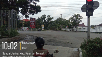 Jalan provinsi di Kuansing yang rusak tidak jauh dari rumah dinas Bupati Kuansing, tepatnya di simpang empat lampu merah.