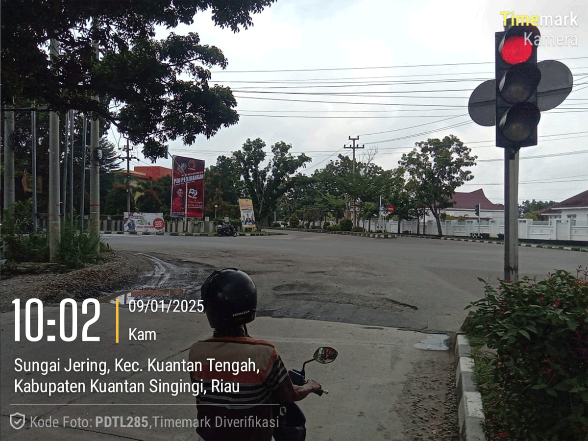 Jalan provinsi di Kuansing yang rusak tidak jauh dari rumah dinas Bupati Kuansing, tepatnya di simpang empat lampu merah.