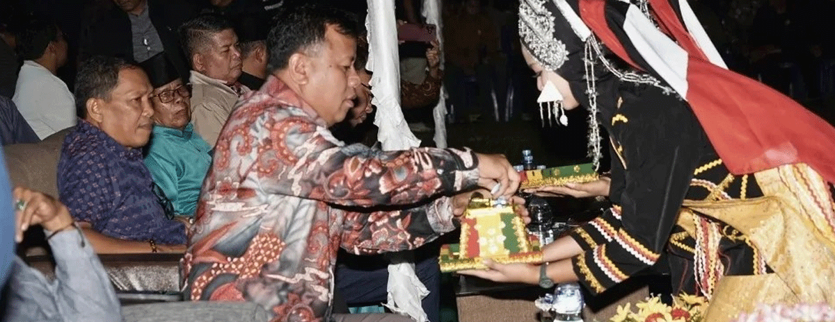 Bupati Kuantan Singingi Suhardiman Amby dialog dengan masyarakat di Kelurahan Benai, Lingkungan II, lapangan Eks SRDP, Senin (20/1/2025) malam.