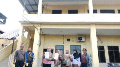 Tiga warga Dusun II, Desa Dolok Menampang, Kecamatan Dolok Masihul, Kabupaten Serdang Bedagai (Sergai), Sumatera Utara melaporkan pasangan suami istri yang berprofesi sebagai aparatur sipil negara (ASN) dan anggota polisi ke Polres Sergai, Polda Sumut, Sabtu (18/1/2025).