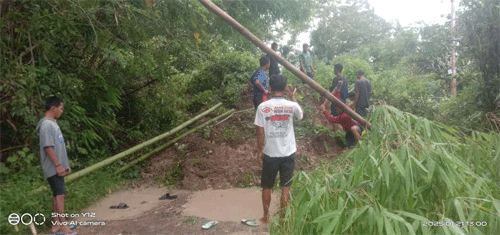 Tanah longsor menutupi badan jalan di jalur Werang, Naga dan Mata Wae, eilayah Kecamatan Mbeliling, Manggarai Barat.