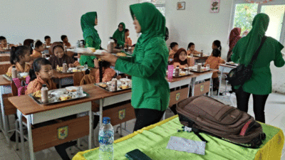 143 Murid Siswa SD di Sei Rampah Nikmati Makan Gratis