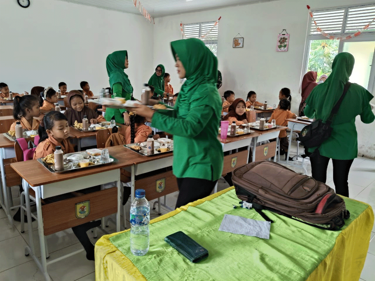 Kegiatan bertajuk “bersinergi TNI dan polri bagikan program makan siang gratis” ini berlangsung di SD Negeri No. 107450, Dusun II, Desa Sei Rejo, Kecamatan Sei Rampah, Kabupaten Serdang Bedagai, Jumat (10/1/2025).