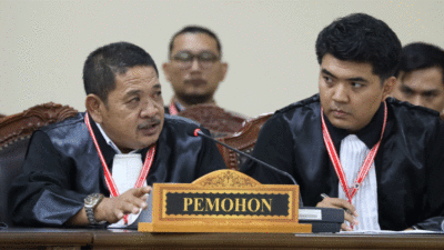 Yuskandar selaku Kuasa Hukum Pemohon memberi keterangan dalam persidangan Perselisihan Hasil Pemilihan Umum Bupati (PHPU Bup) Perkara Nomor 180/PHPU.BUP-XXIII/2025 di hadapan Majelis Hakim Panel 2 yang dipimpin Wakil Ketua MK Saldi Isra dengan didampingi Hakim Konstitusi Ridwan Mansyur dan Hakim Konstitusi Arsul Sani, di Ruang Sidang Gedung II MK. Senin (13/1/2025). Humas/Teguh