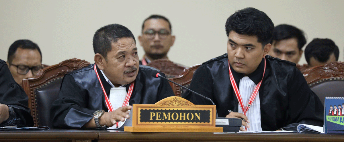 Yuskandar selaku Kuasa Hukum Pemohon memberi keterangan dalam persidangan Perselisihan Hasil Pemilihan Umum Bupati (PHPU Bup) Perkara Nomor 180/PHPU.BUP-XXIII/2025 di hadapan Majelis Hakim Panel 2 yang dipimpin Wakil Ketua MK Saldi Isra dengan didampingi Hakim Konstitusi Ridwan Mansyur dan Hakim Konstitusi Arsul Sani, di Ruang Sidang Gedung II MK. Senin (13/1/2025). Humas/Teguh