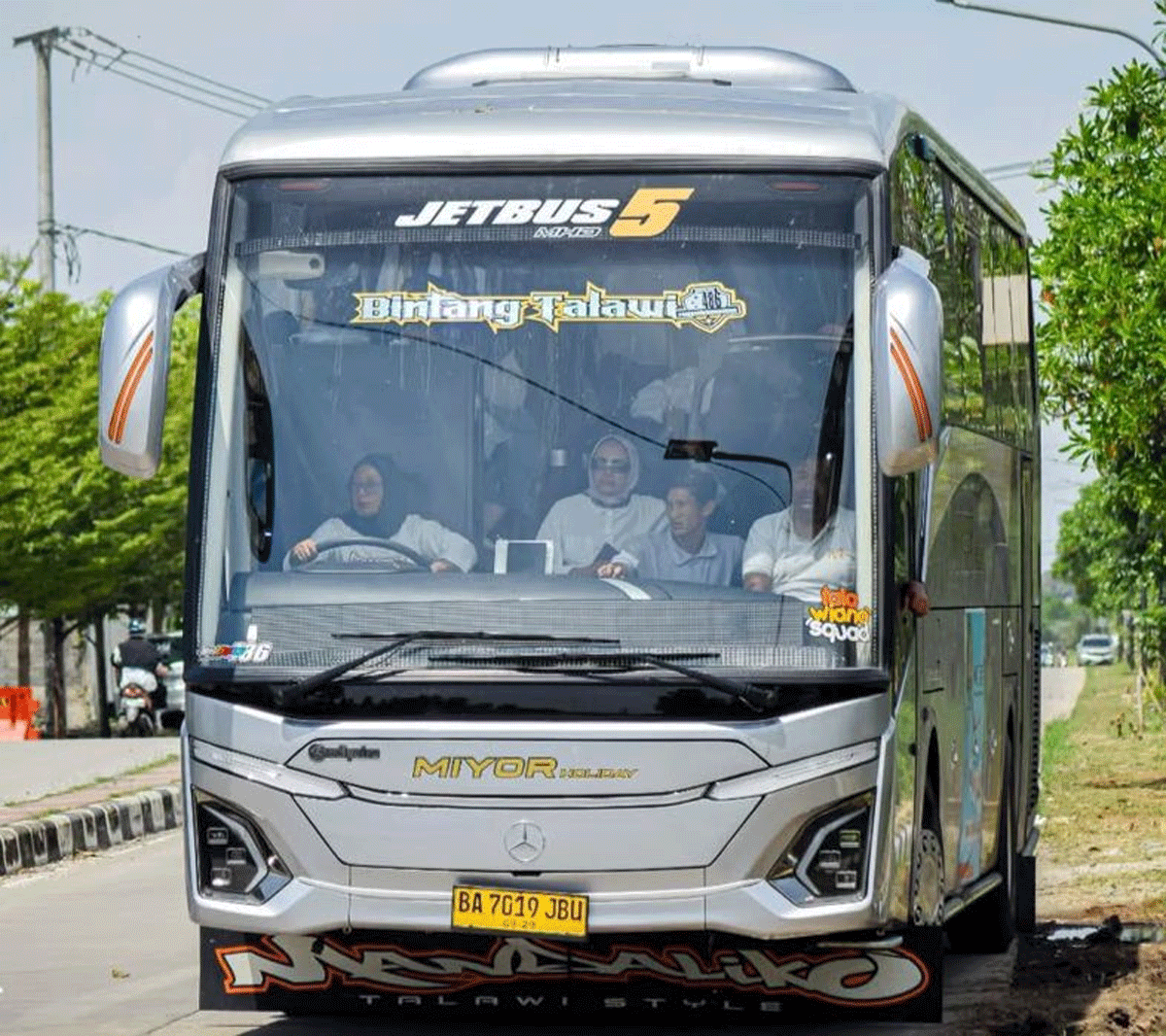 Silvia kemudikan bus Miyor Holiday dengan julukan Bintang Talawi. (Foto Adi Saputra yang tayang di Facebook)