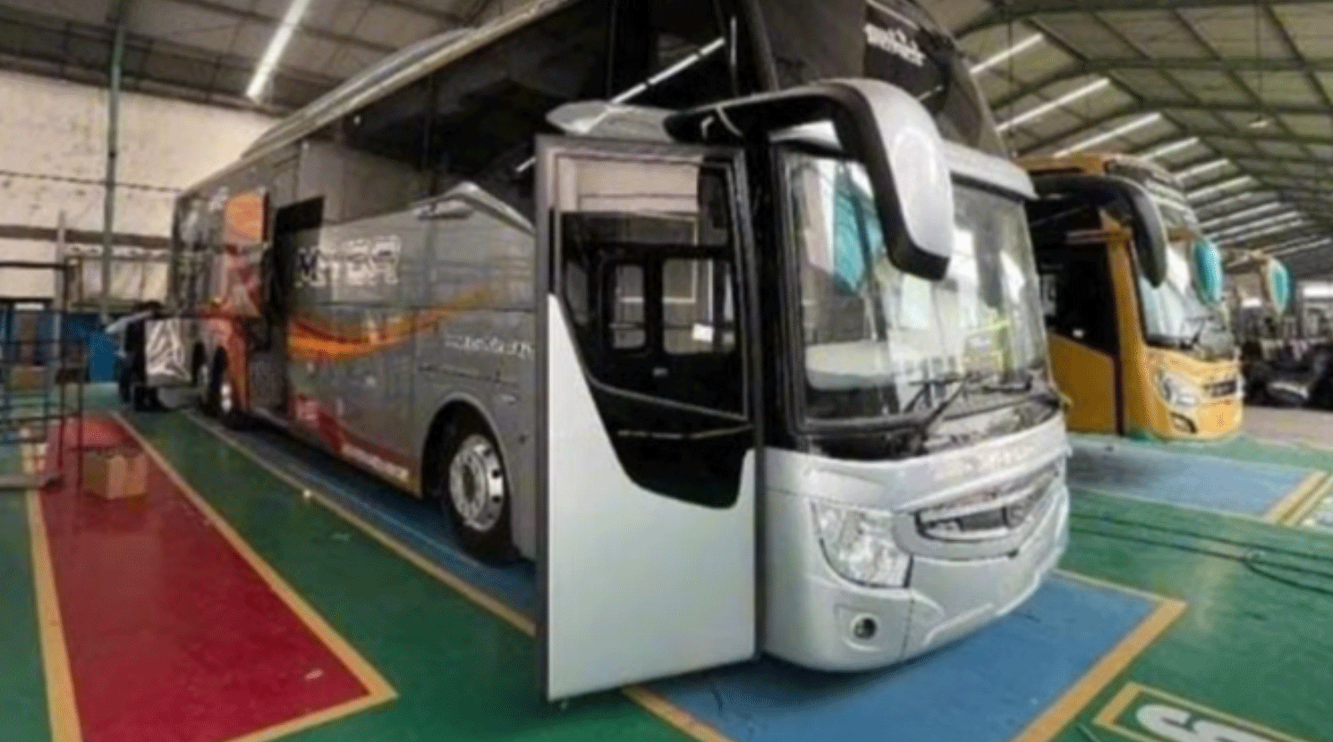 Bus tronton Miyor. (dwiki bisser channel)