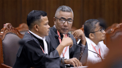 Surya Chandra dan Donni Irnanda selaku kuasa hukum Pemohon pada sidang Pemeriksaan Pendahuluan Perkara Nomor 157/PHPU.BUP-XXIII/2025 Perselisihan Hasil Pemilihan Umum Bupati Kabupaten Limapuluh Kota. (Humas/Ifa)